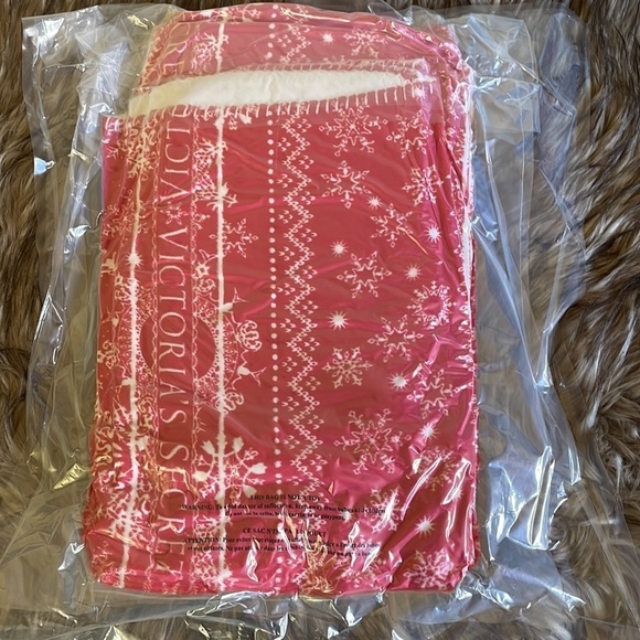 Victoria’s Secret Blanket VS Red Fair Isle Snowflake Plush Fleece Blanket 🆕 ☕❄️ - Picture 4 of 6